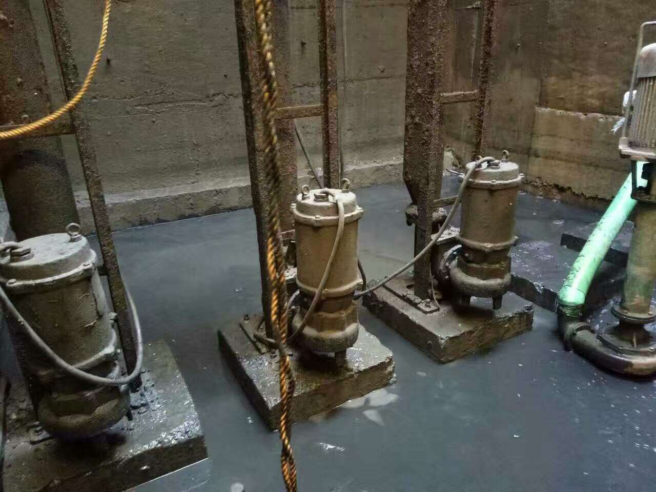 潭门镇污水池清理